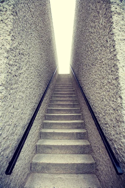 Treppe Mit Geländer Gegen Zwei Betonwände — Stockfoto