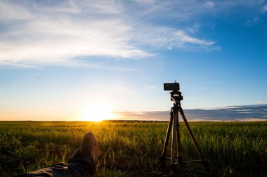 güneşin ufuk ötesine gidiyor vurmaya hazırlanıyor