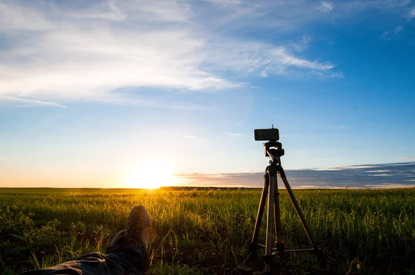 güneşin ufuk ötesine gidiyor vurmaya hazırlanıyor