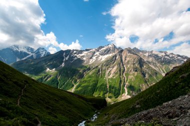 Temmuz ayında görkemli Kafkas Dağları