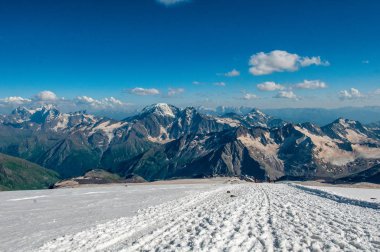 Temmuz ayında Kafkasya karlı dağlar
