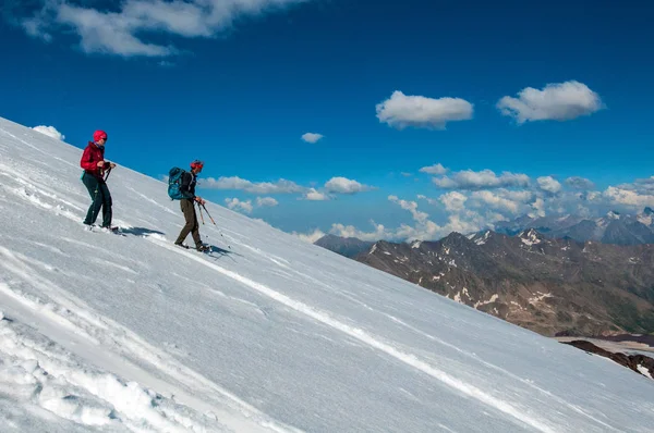 Turistas Nas Montanhas Nevadas Cáucaso Julho — Fotografia de Stock