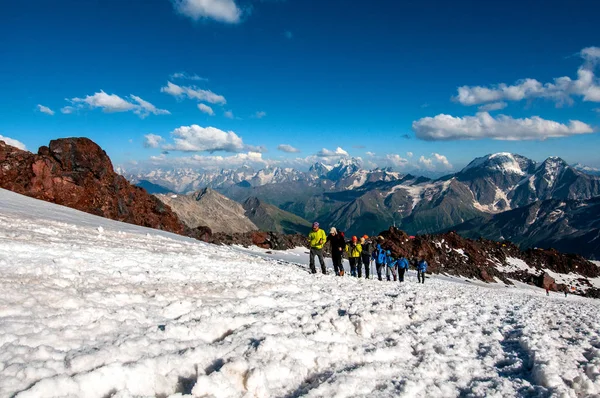 Turistas Nas Montanhas Nevadas Cáucaso Julho — Fotografia de Stock