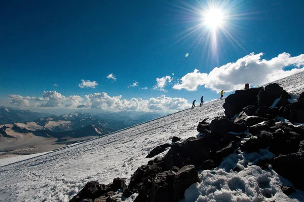 Turistas Nas Montanhas Nevadas Cáucaso Julho — Fotografia de Stock
