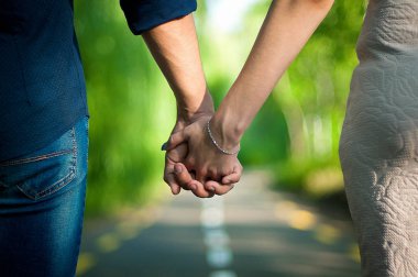 Çift tutuşup geleceği simgeleyen yolunda seyir sevgi dolu