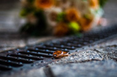 Gelin düğün elbisesini giyer kadar düğün dekorasyon ve süsleme, gelin buketi, yalan ve bekler