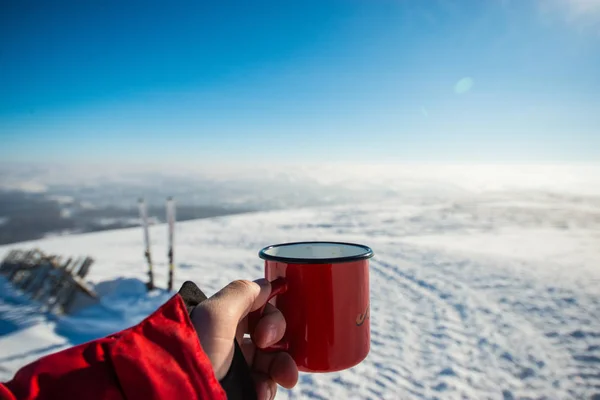 Después Esquiar Gran Placer Beber Café Caliente Una Taza Roja — Foto de Stock