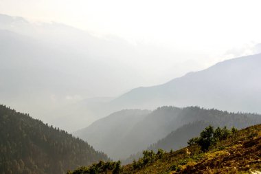 görkemli Kafkas Dağları ton perspektif ve Temmuz güneş ve giden ışınları
