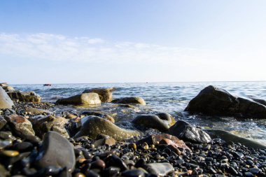 Mavi Dalgalar onlardan toz ve Karadeniz kıyısında yalan taşlar karşı çökmesini