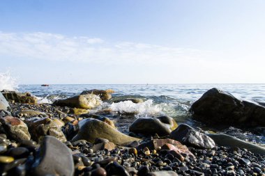 Mavi Dalgalar onlardan toz ve Karadeniz kıyısında yalan taşlar karşı çökmesini