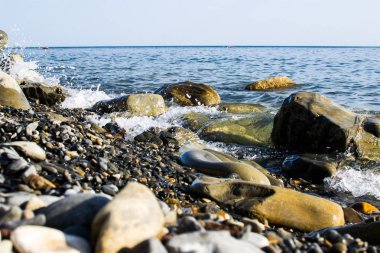 Mavi Dalgalar onlardan toz ve Karadeniz kıyısında yalan taşlar karşı çökmesini