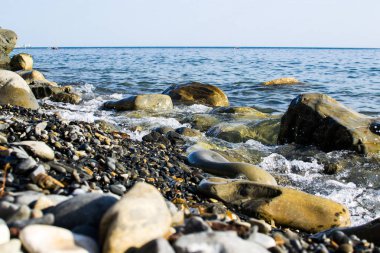 Mavi Dalgalar onlardan toz ve Karadeniz kıyısında yalan taşlar karşı çökmesini