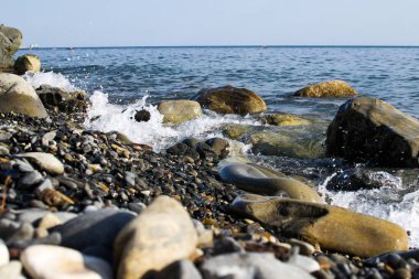 Mavi Dalgalar onlardan toz ve Karadeniz kıyısında yalan taşlar karşı çökmesini