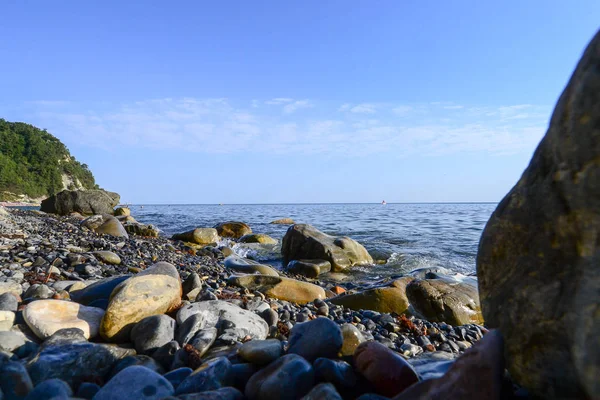 Onde Blu Che Infrangono Contro Pietre Che Giacciono Sulla Riva — Foto Stock