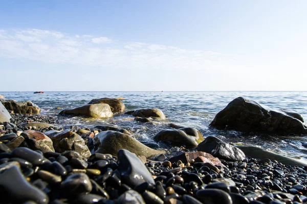 Les Vagues Bleues Qui Écrasent Contre Les Pierres Qui Trouvent — Photo