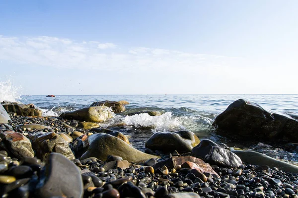 Mavi Dalgalar onlardan toz ve Karadeniz kıyısında yalan taşlar karşı çökmesini