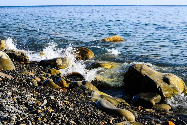 Mavi Dalgalar onlardan toz ve Karadeniz kıyısında yalan taşlar karşı çökmesini