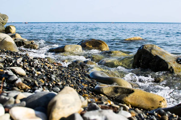 Mavi Dalgalar onlardan toz ve Karadeniz kıyısında yalan taşlar karşı çökmesini