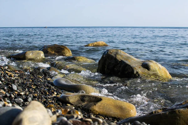 Mavi Dalgalar onlardan toz ve Karadeniz kıyısında yalan taşlar karşı çökmesini