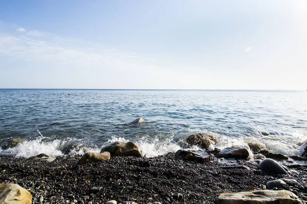 Mavi Dalgalar onlardan toz ve Karadeniz kıyısında yalan taşlar karşı çökmesini
