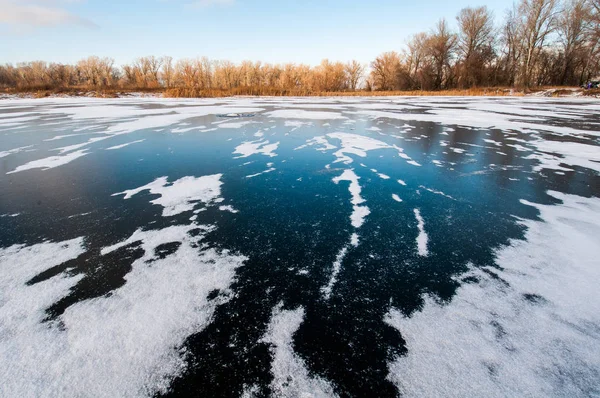 Lago Congelado Com Gelo Transparente Pedaços Neve — Fotografia de Stock