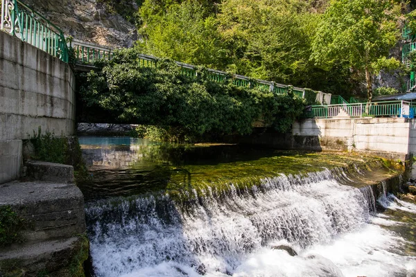 Een Kleine Kunstmatige Waterval Die Voortvloeien Uit Poel Van Karst — Stockfoto