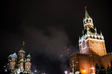Selam Kremlin, işçinin Kulesi ve Aziz Basil Katedrali karşı Kızıl Meydan 2019 yeni yıl onuruna