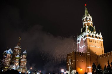 Selam Kremlin, işçinin Kulesi ve Aziz Basil Katedrali karşı Kızıl Meydan 2019 yeni yıl onuruna