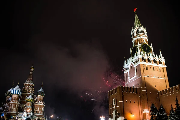 Салют Честь Нового 2019 Года Красной Площади Против Кремля Спасской — стоковое фото