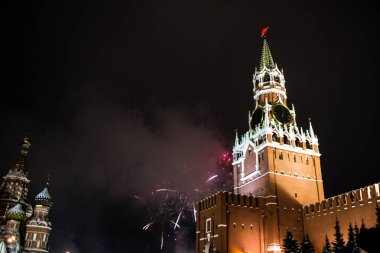 Selam Kremlin, işçinin Kulesi ve Aziz Basil Katedrali karşı Kızıl Meydan 2019 yeni yıl onuruna