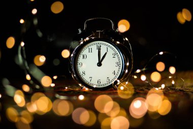 çalar saat çelenk içinde kefen tatil arifesinde