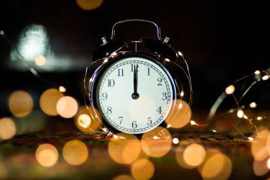 çalar saat çelenk içinde kefen tatil arifesinde