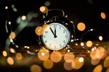 çalar saat çelenk içinde kefen tatil arifesinde