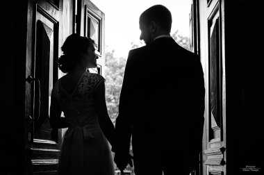 Çift tutuşup geleceği simgeleyen yolunda seyir sevgi dolu