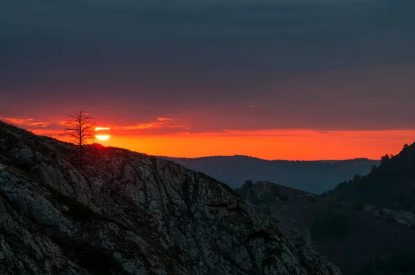 Leuchtend Rote Morgendämmerung Den Bergen Einem Windigen Bewölkten Morgen Die — Stockfoto