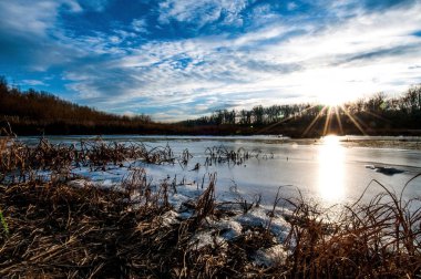 çok renkli ve en iyi gün batımı değil tamamen river Ural dondurulmuş