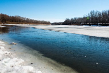 Bahar,'ın kurtulmak için Ural Nehri üzerinde kış birikmiş kar erir çok yakında