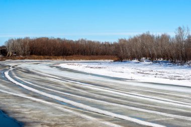 Bahar,'ın kurtulmak için Ural Nehri üzerinde kış birikmiş kar erir çok yakında