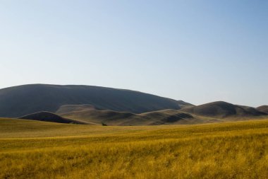 Yaz boyunca yanmış çim ile sarı, sonbahar Dağları