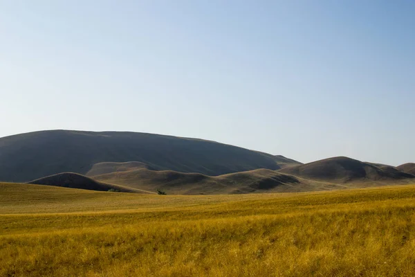 Amarillo Montañas Otoñales Con Hierba Quemada Durante Verano — Foto de Stock