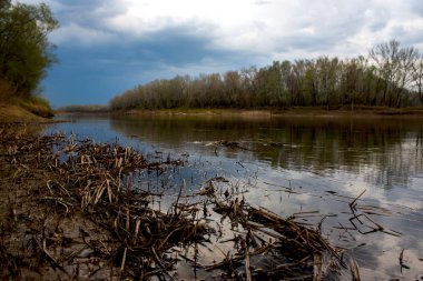 gün batımından önce Ural nehri üzerinde ağır kurşun bulutları toplandı