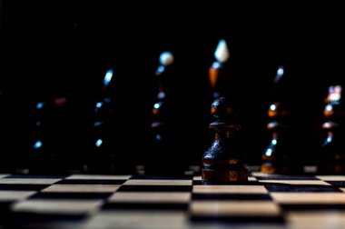 Satranç iki rakip için 64 hücreli Kurulu özel taşlar ile bir mantık Kurulu oyunu, sanat unsurları birleştirerek (satranç kompozisyon açısından), bilim ve spor