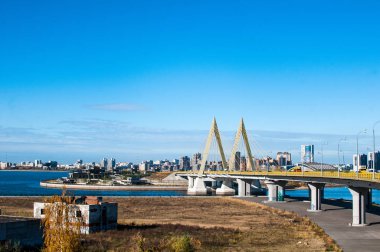 Kazan'daki Milenyum köprüsü veya Milenyum Köprüsü, Kazanka nehri'ni geçerek .