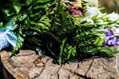 Gelin düğün elbisesini giyer kadar düğün dekorasyon ve süsleme, gelin buketi, yalan ve bekler