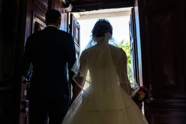 Çift tutuşup geleceği simgeleyen yolunda seyir sevgi dolu