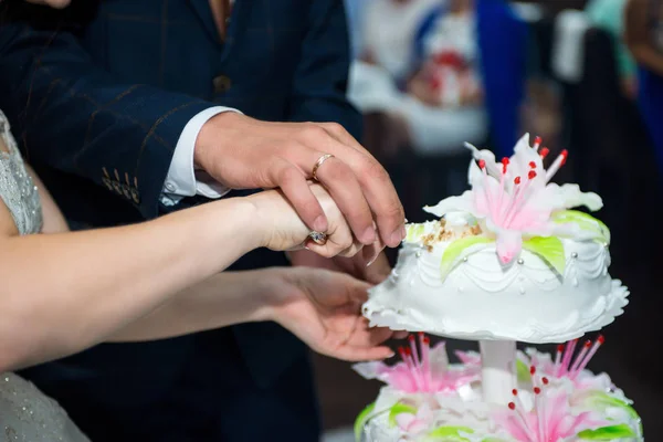 Couple Held Hands Cut First Piece Beautiful Delicious Wedding Cake — Stock Photo, Image