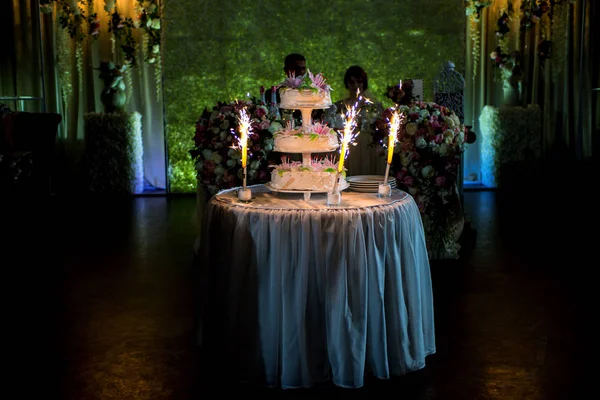 Pár Kezét Hogy Csökkentsék Első Darab Szép Finom Esküvői Torta — Stock Fotó