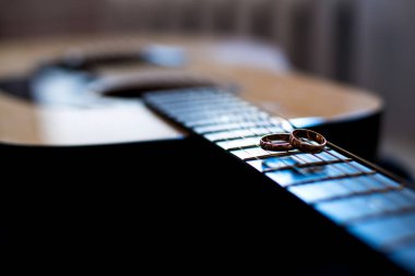 Gelin düğün elbisesini giyer kadar düğün dekorasyon ve süsleme, gelin buketi, yalan ve bekler