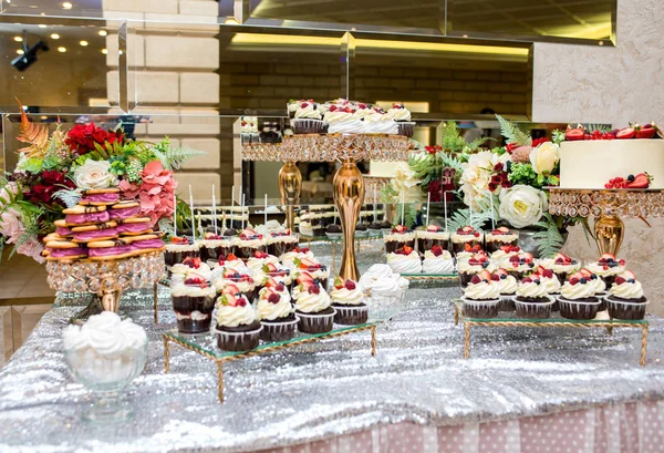 Tea Asztal Sok Szép Fényes Ízletes Cupcakes Cupcakes Tejszínnel Eper — Stock Fotó