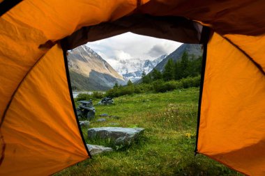 AK-Kem Gölü 'ndeki manzara ve turisticheskoi çadırları ve Altay' daki Belukha tepesi.